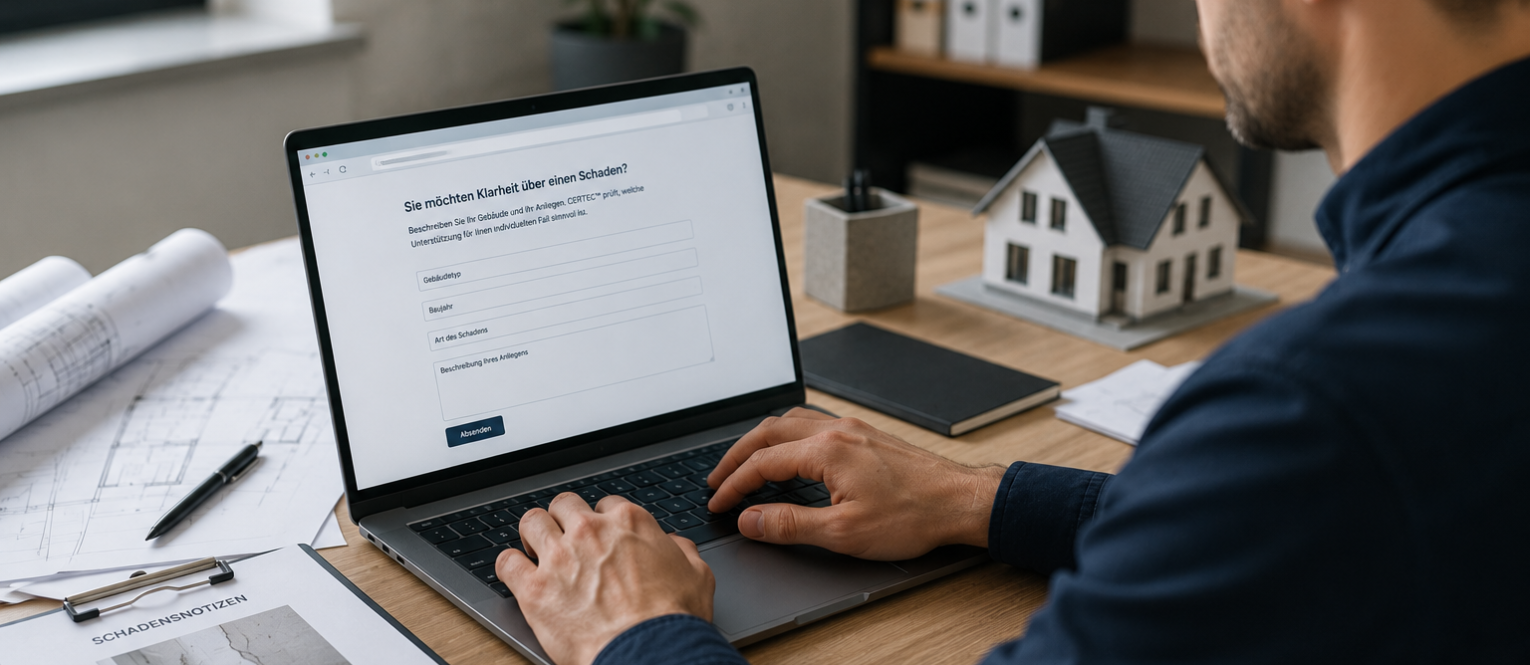 Eigentümer beschreibt einen Gebäudeschaden online und bereitet Unterlagen für die fachliche Einschätzung durch CERTTEC vor